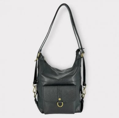 Elegante schoudertas van hoogwaardig rundleer en een 100% synthetische voering met een natuurlijke nerfstructuur.

De tas heeft een praktische voorzak met flap en metalen ringdetail, wat zorgt voor een stijlvolle en robuuste uitstraling.
De verstelbare schouderriem maakt haar geschikt voor dagelijks gebruik, zowel casual als zakelijk.
Verkrijgbaar in meerdere kleuren.