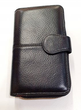 Verona ZipFold – Damesportefeuille in Echt Leder (L16 cm × B9 cm)





De Verona ZipFold is een elegante en veelzijdige damesportefeuille, vervaardigd uit hoogwaardig generfd echt leder.&nbsp;
Met haar tijdloze zwarte buitenkant en verrassend multicolor interieur combineert dit model klasse met een speelse moderne twist.
Het slimme ontwerp biedt een dubbele indeling: een drukknopgedeelte voor je kaarten en biljetten, en een volledig rondom ritscompartiment dat extra opbergruimte en veiligheid biedt.
Dankzij