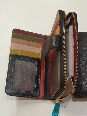 Verona ZipFold – Damesportefeuille in Echt Leder (L16 cm × B9 cm)





De Verona ZipFold is een elegante en veelzijdige damesportefeuille, vervaardigd uit hoogwaardig generfd echt leder.&nbsp;
Met haar tijdloze zwarte buitenkant en verrassend multicolor interieur combineert dit model klasse met een speelse moderne twist.
Het slimme ontwerp biedt een dubbele indeling: een drukknopgedeelte voor je kaarten en biljetten, en een volledig rondom ritscompartiment dat extra opbergruimte en veiligheid biedt.
Dankzij