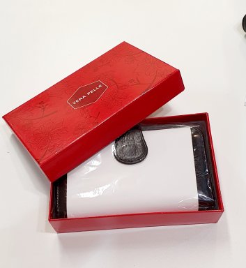 Verona ZipFold – Damesportefeuille in Echt Leder (L16 cm × B9 cm)





De Verona ZipFold is een elegante en veelzijdige damesportefeuille, vervaardigd uit hoogwaardig generfd echt leder.&nbsp;
Met haar tijdloze zwarte buitenkant en verrassend multicolor interieur combineert dit model klasse met een speelse moderne twist.
Het slimme ontwerp biedt een dubbele indeling: een drukknopgedeelte voor je kaarten en biljetten, en een volledig rondom ritscompartiment dat extra opbergruimte en veiligheid biedt.
Dankzij