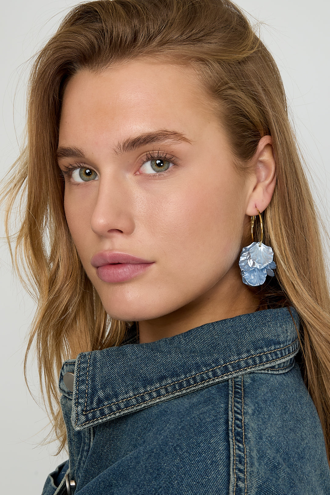 Creolen met parelmoer blaadjes