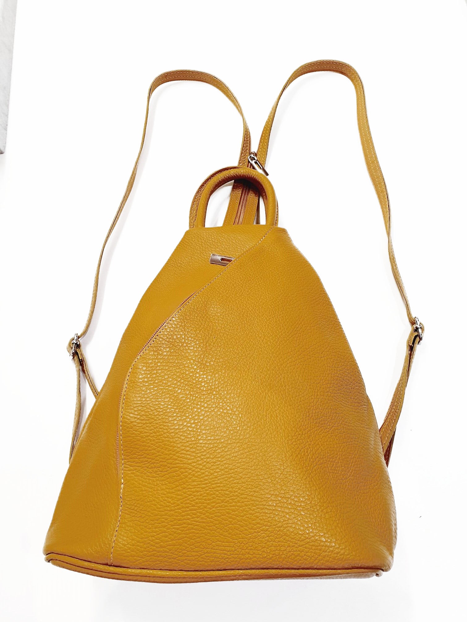 Stijlvol &amp; Praktisch in Vrolijk Geel

De Soleil Rugtas is jouw perfecte dagelijkse metgezel. Deze compacte rugtas combineert een trendy, moderne uitstraling met praktisch gemak — ideaal voor werk, studie of een dagje uit.

Gemaakt van hoogwaardig rundleer met een duurzame synthetische voering, voelt deze rugtas luxe aan en gaat jaren mee. De vrolijke geelgouden kleur voegt een zonnige touch toe aan elke outfit en valt direct op.