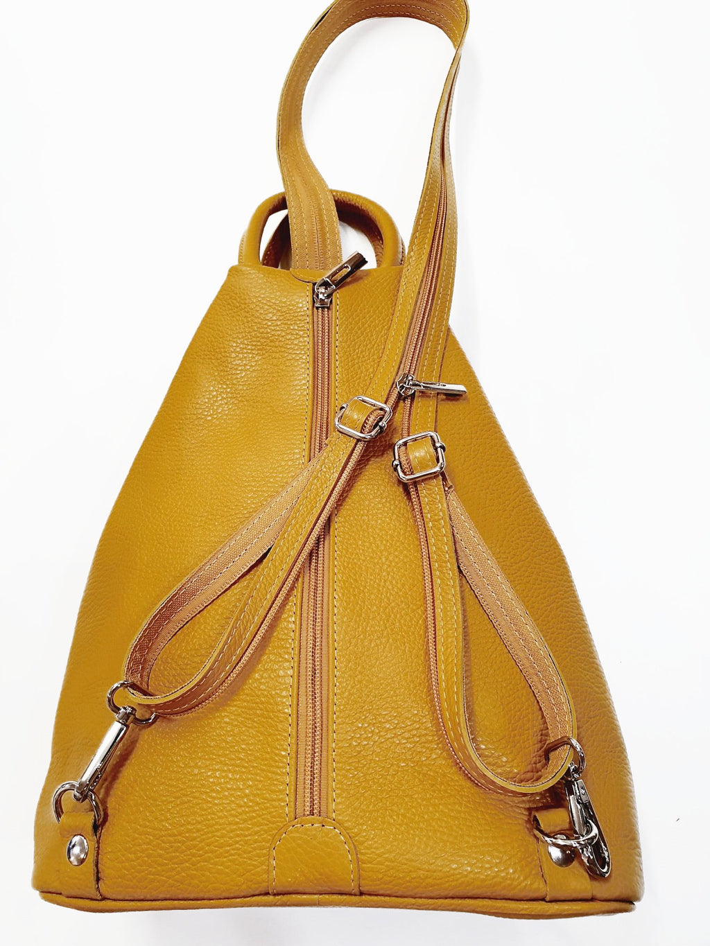 Stijlvol &amp; Praktisch in Vrolijk Geel

De Soleil Rugtas is jouw perfecte dagelijkse metgezel. Deze compacte rugtas combineert een trendy, moderne uitstraling met praktisch gemak — ideaal voor werk, studie of een dagje uit.

Gemaakt van hoogwaardig rundleer met een duurzame synthetische voering, voelt deze rugtas luxe aan en gaat jaren mee. De vrolijke geelgouden kleur voegt een zonnige touch toe aan elke outfit en valt direct op.