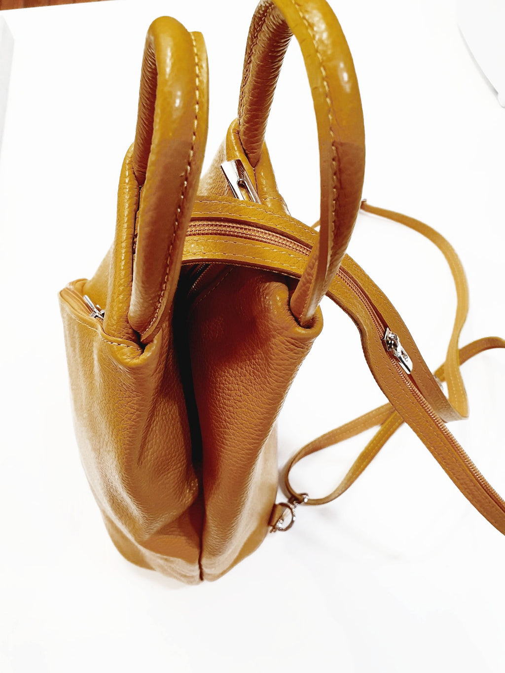 Stijlvol &amp; Praktisch in Vrolijk Geel

De Soleil Rugtas is jouw perfecte dagelijkse metgezel. Deze compacte rugtas combineert een trendy, moderne uitstraling met praktisch gemak — ideaal voor werk, studie of een dagje uit.

Gemaakt van hoogwaardig rundleer met een duurzame synthetische voering, voelt deze rugtas luxe aan en gaat jaren mee. De vrolijke geelgouden kleur voegt een zonnige touch toe aan elke outfit en valt direct op.