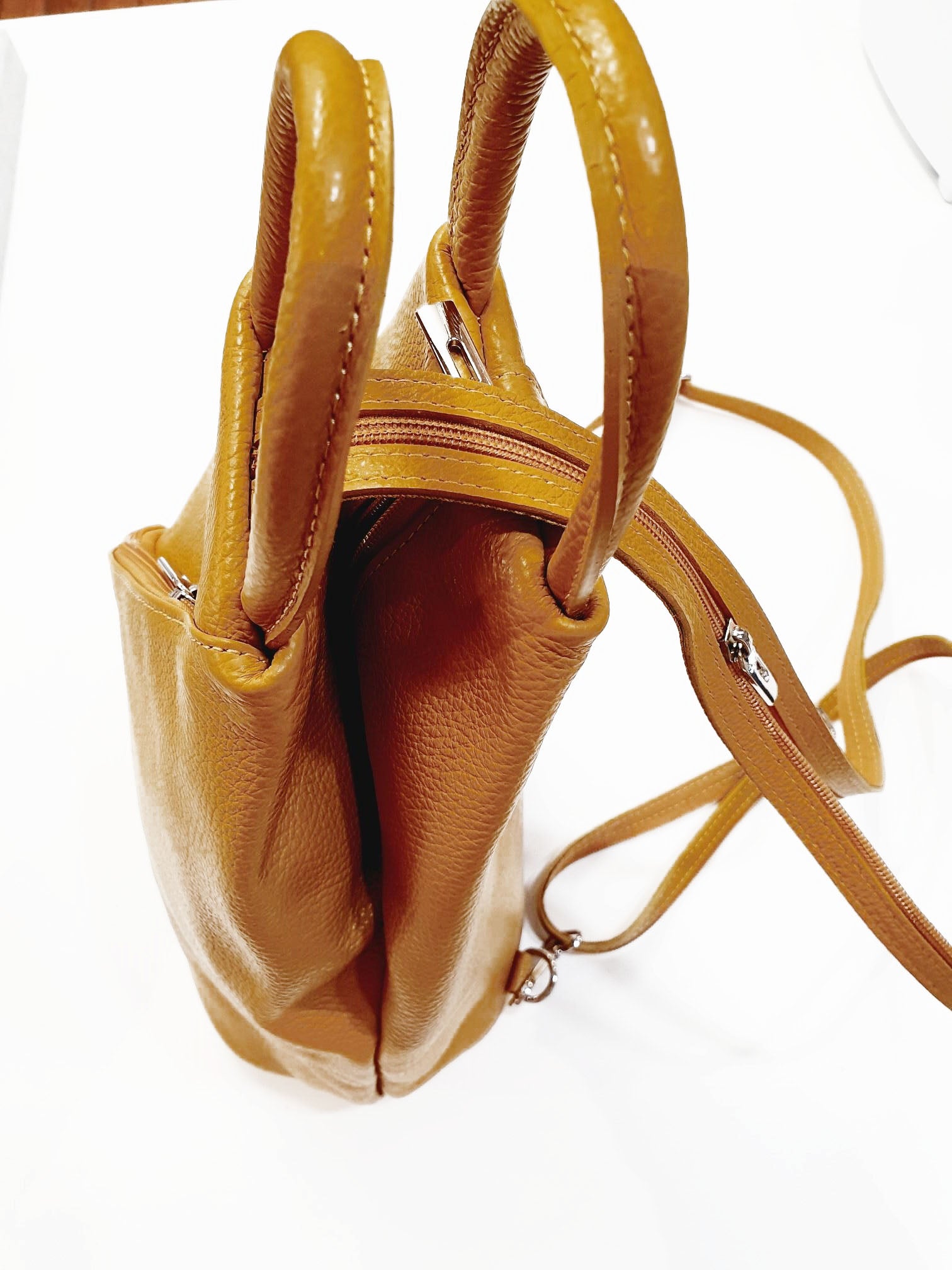 Stijlvol &amp; Praktisch in Vrolijk Geel

De Soleil Rugtas is jouw perfecte dagelijkse metgezel. Deze compacte rugtas combineert een trendy, moderne uitstraling met praktisch gemak — ideaal voor werk, studie of een dagje uit.

Gemaakt van hoogwaardig rundleer met een duurzame synthetische voering, voelt deze rugtas luxe aan en gaat jaren mee. De vrolijke geelgouden kleur voegt een zonnige touch toe aan elke outfit en valt direct op.