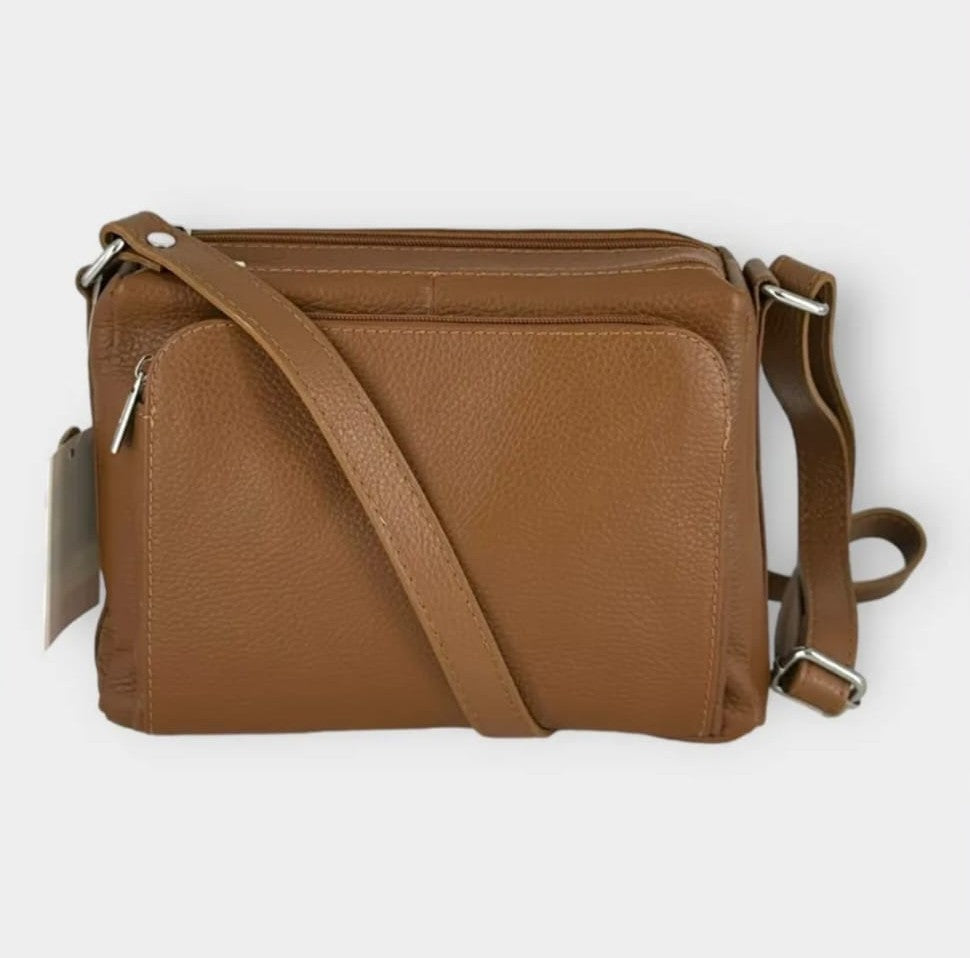 Stijlvol vierkant design in echt leer

De Quadrina Schoudertas combineert modern design met tijdloze elegantie. Deze vierkante schoudertas is vervaardigd van hoogwaardig echt rundleer en straalt verfijning uit bij elke gelegenheid.

Echt rundleer van topkwaliteit

Gemaakt van premium rundleer dat niet alleen prachtig oogt, maar ook duurzaam en slijtvast is. Het leer ontwikkelt een mooie patina naarmate je de tas gebruikt, waardoor elke Quadrina uniek wordt.