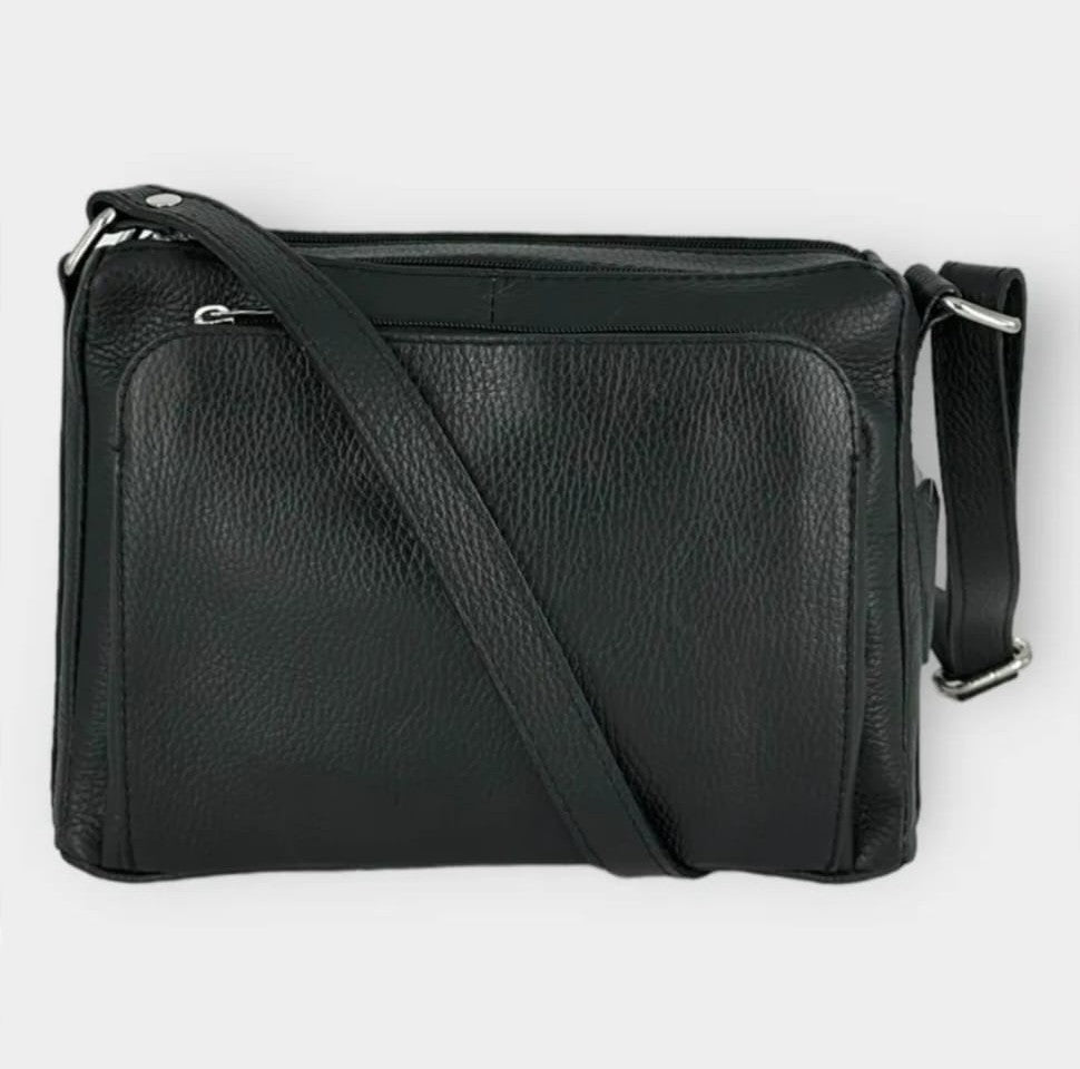 Stijlvol vierkant design in echt leer

De Quadrina Schoudertas combineert modern design met tijdloze elegantie. Deze vierkante schoudertas is vervaardigd van hoogwaardig echt rundleer en straalt verfijning uit bij elke gelegenheid.

Echt rundleer van topkwaliteit

Gemaakt van premium rundleer dat niet alleen prachtig oogt, maar ook duurzaam en slijtvast is. Het leer ontwikkelt een mooie patina naarmate je de tas gebruikt, waardoor elke Quadrina uniek wordt.