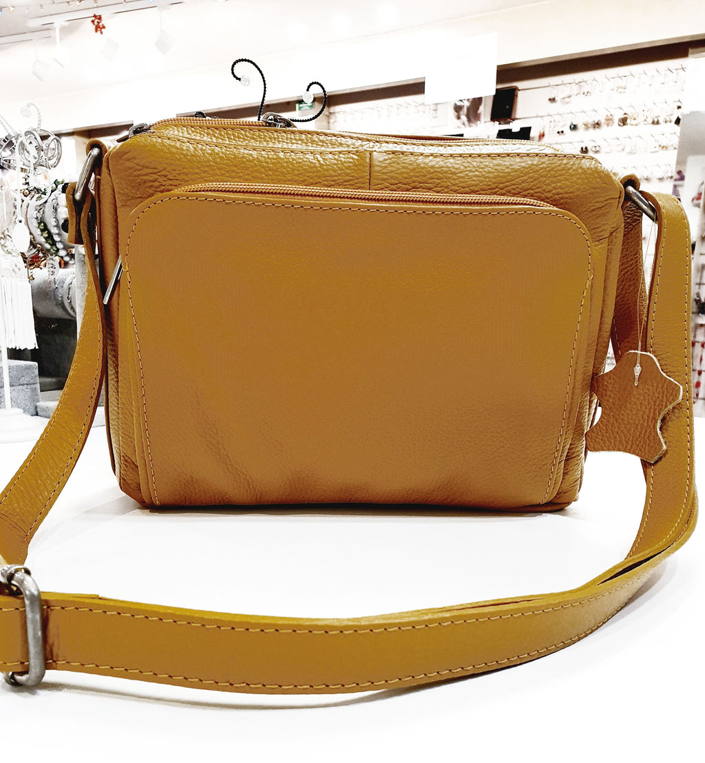 Stijlvol vierkant design in echt leer

De Quadrina Schoudertas combineert modern design met tijdloze elegantie. Deze vierkante schoudertas is vervaardigd van hoogwaardig echt rundleer en straalt verfijning uit bij elke gelegenheid.

Echt rundleer van topkwaliteit

Gemaakt van premium rundleer dat niet alleen prachtig oogt, maar ook duurzaam en slijtvast is. Het leer ontwikkelt een mooie patina naarmate je de tas gebruikt, waardoor elke Quadrina uniek wordt.