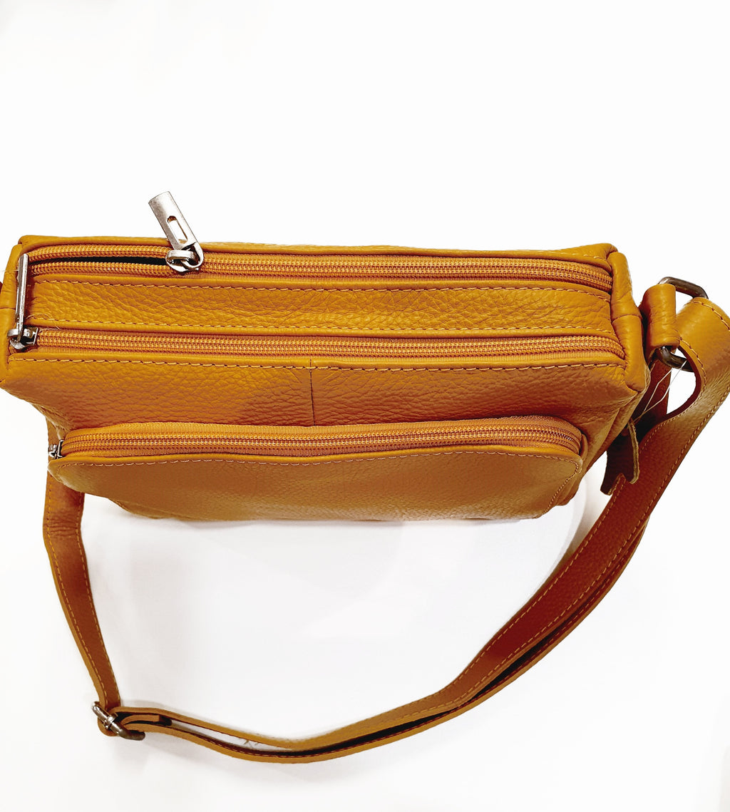 Stijlvol vierkant design in echt leer

De Quadrina Schoudertas combineert modern design met tijdloze elegantie. Deze vierkante schoudertas is vervaardigd van hoogwaardig echt rundleer en straalt verfijning uit bij elke gelegenheid.

Echt rundleer van topkwaliteit

Gemaakt van premium rundleer dat niet alleen prachtig oogt, maar ook duurzaam en slijtvast is. Het leer ontwikkelt een mooie patina naarmate je de tas gebruikt, waardoor elke Quadrina uniek wordt.